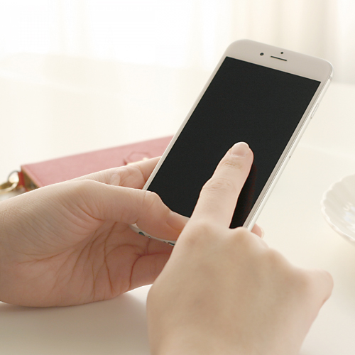 【ハンドケアコラム】 衝撃!スマホで指が荒れる!?(2019/12/24 更新)